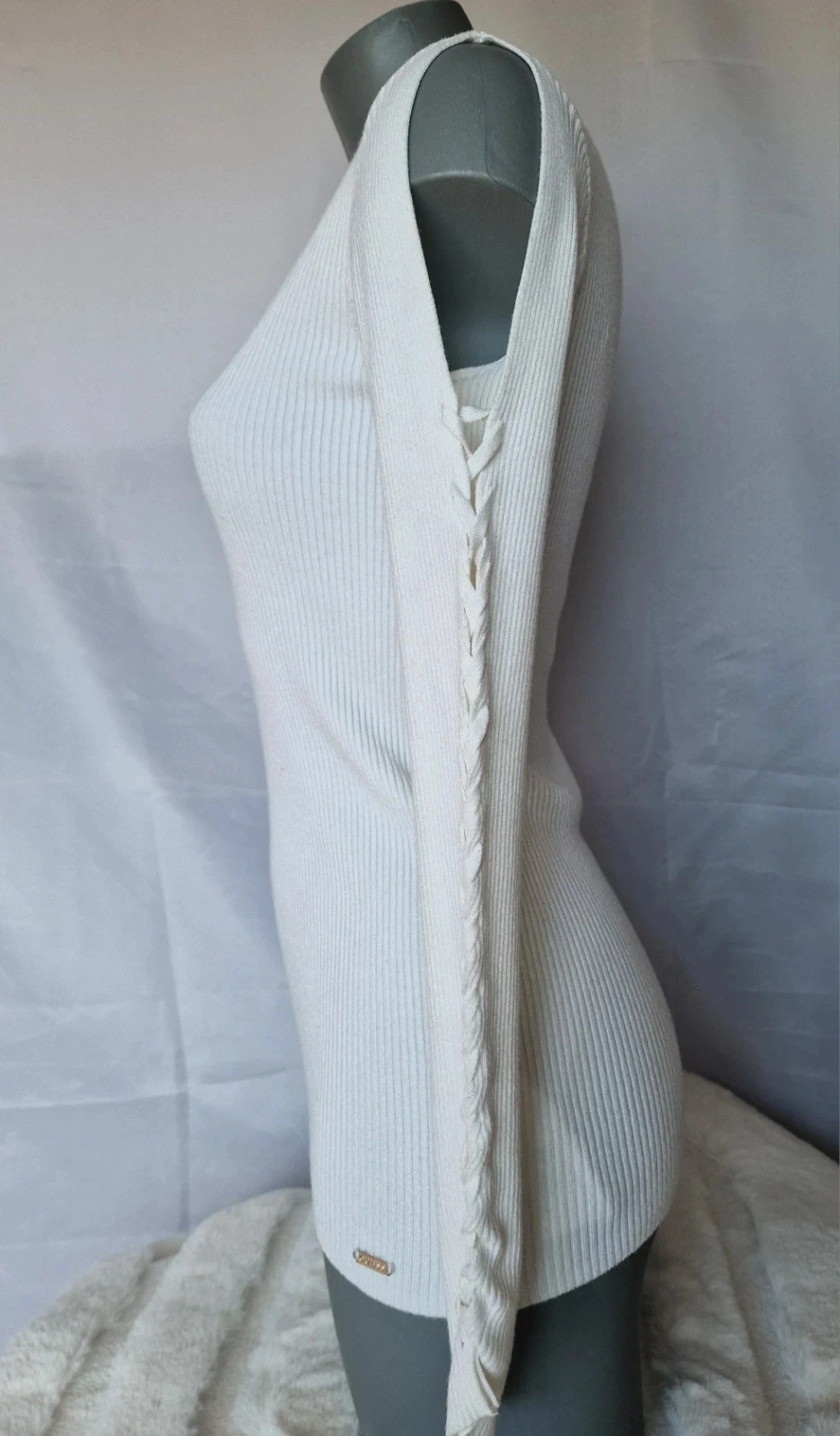 Suéter Guess blanco crema con hombros descubiertos mangas trenzadas T40 – photo 10